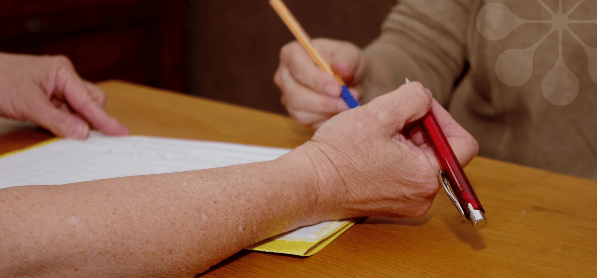 Illustration de 2 personnes remplissant un document de mise en conformité Qualiopi